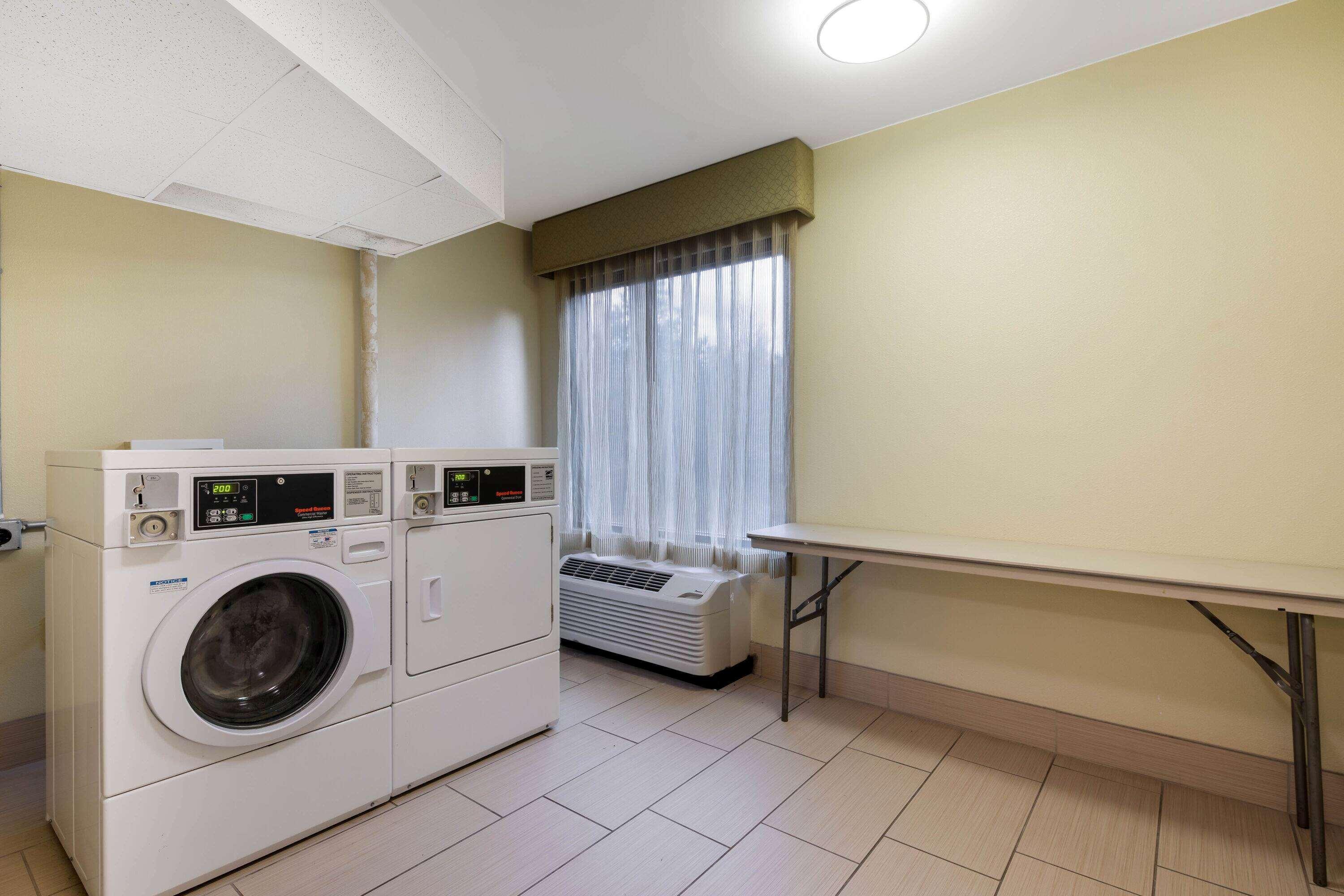 La Quinta By Wyndham Lagrange / I-85 Hotel Bagian luar foto